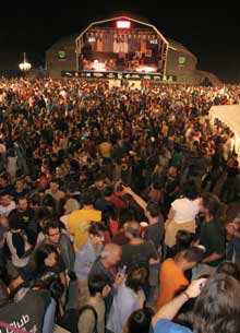 Foto del llenazo (más de 4500 personas) que se dio en el concierto de AMPARANOIA y CALéXICO en PIRINEOS SUR 2005. Fuente: Pirineos Sur.