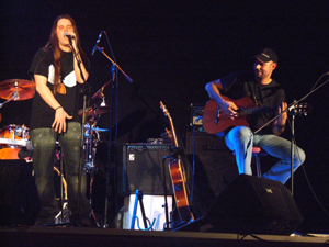 Imagen de JUAKO MALAVIRGEN durante su actuación en el ZERBUNA‘06. www.aragonmusical.com