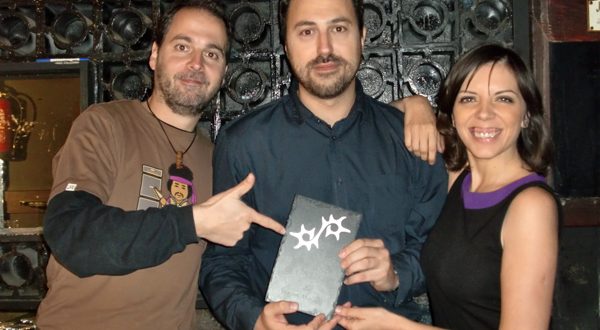 En la imagen, Beatriz Pitarch, David Chapín y Sergio Falces recogiendo el premio