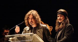 Pedro Andreu recogiendo, junto a Joaquín Cardiel, una estatuilla en los 15ª Premios de la Música Aragonesa Aragón Musical