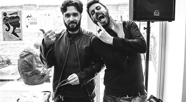 Los músicos Alejandro Castro y Diego Estabilito, conductores del podcast 'Desayuno con Vinilos'.