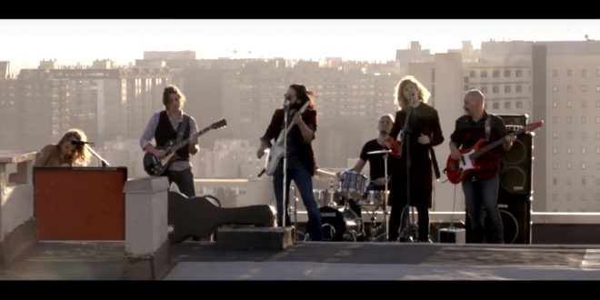 Fotograma del videoclip de Crisálida