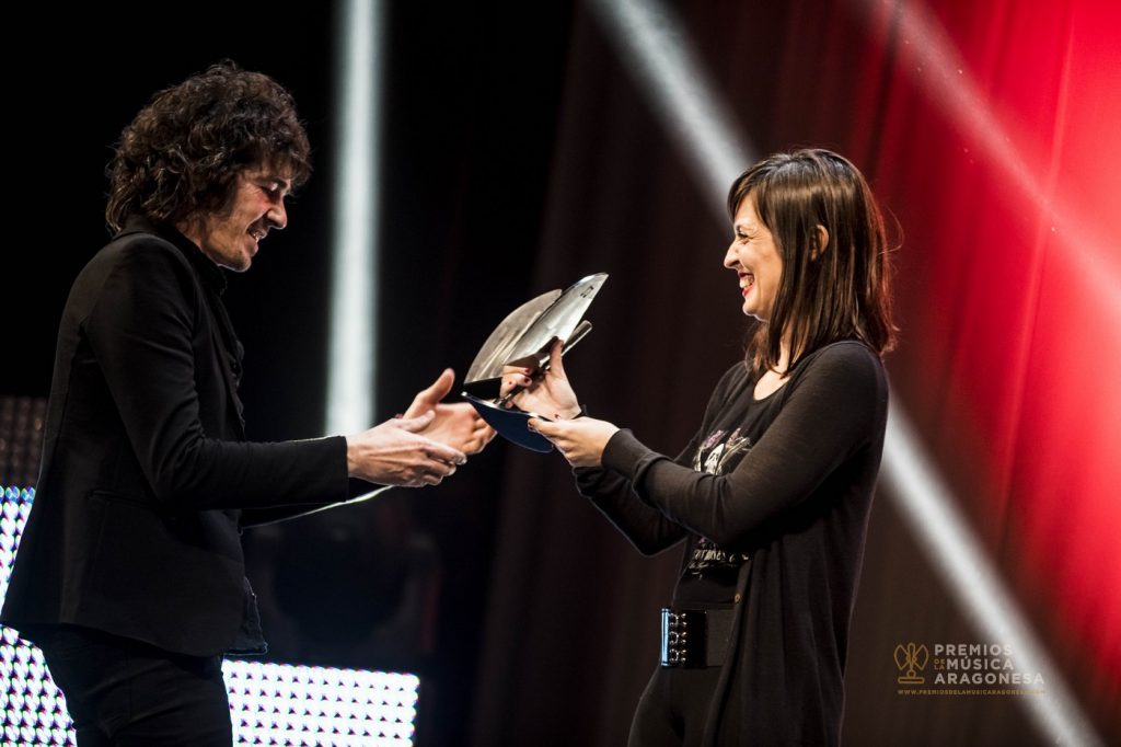 Clara Téllez, entrega el Premio Global a Rubén Pozo. Foto, Marcos Cebrián