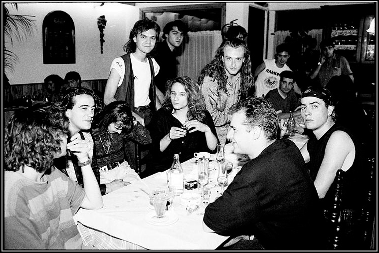 Cena de amigos. Héroes del Silencio, Ricón de Goya - Zaragoza - 1988. Foto-de Javier Clos