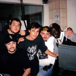 Foto de hace años con Rebel abajo a la izquierda tras grabar en Radio Mai el programa Espezial Zulú con DJ Potas (con gorra y barba)