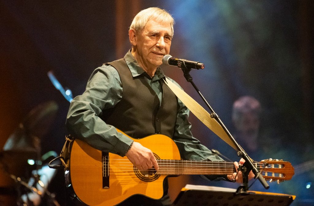Joaquín Carbonell en su concierto celebración de 50 años en la música. Por Ángel Burbano para Aragón Musical. 2/12/2019