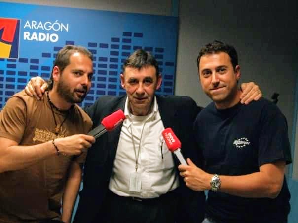 Joaquín Carbonell tras ser entrevistado en 2009 por David Chapín y Sergio Falces de Aragón Musical.