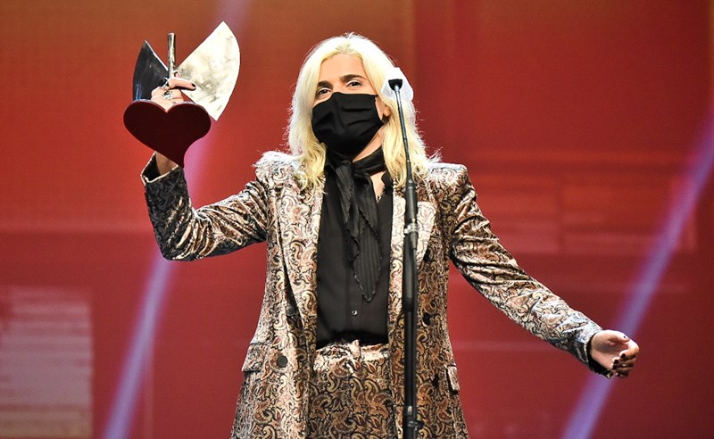 Erin Memento tras recoger el Premio a Mejor Canción en los 21º Premios de la Música Aragonesa. Foto de Ángel Burbano.