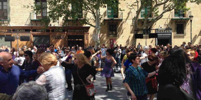 Gente bailando a las puertas de Zaragoza Cultural con La Libertina dentro del ciclo 'Baile en la plaza' de la Asociación Cultural Laqtspera (2015). Foto de Aragón Musical.