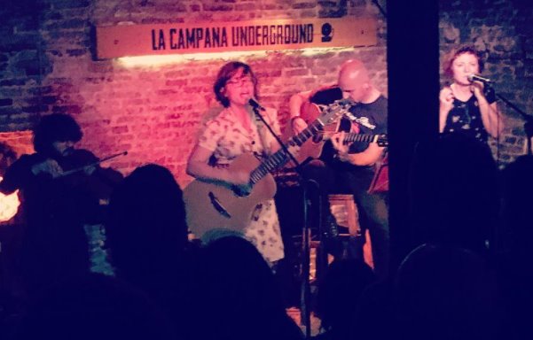 Concierto de Silvia Sola en La Campana Underground antes de la covid-19, durante el 2º aniversario de la sala.