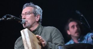 Eliseo Parra en el escenario de folk de las Fiestas del Pilar el 11 de octubre de 2021. Plaza San Bruno. Foto de Ángel Burbano para Aragón Musical.