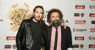 De izquierda a derecha Carlos Sadness y Pecker. 16º Premios de la Música Aragonesa. Por Ángel Burbano.