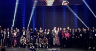 Foto de familia de gente y entidades implicadas de los 24º Premios de la Música Aragonesa. Por Ángel Burbano.