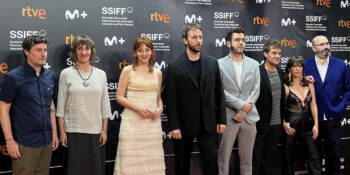 Parte del equipo del filme 'La Estrella Azul' desde la alfombra roja del Festival de San Sebastián.