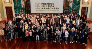 Foto de familia de parte de las personas que han recogido las Insignias de la Música Aragonesa.